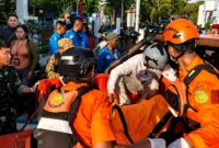 Tim SAR mengevakuasi korban gempa Magnitudo 7,7 di NTT, Sabtu 15 Agustus 2026 | Dok. BASARNAS.