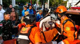 Tim SAR mengevakuasi korban gempa Magnitudo 7,7 di NTT, Sabtu 15 Agustus 2026 | Dok. BASARNAS.