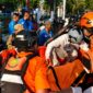 Tim SAR mengevakuasi korban gempa Magnitudo 7,7 di NTT, Sabtu 15 Agustus 2026 | Dok. BASARNAS.