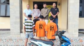 Ketiga pelajar, tersangka jambret handphone di Jalinbar Lakaran, Wonosobo, Tanggamus sebelum dilimpahkan ke PPA Satreskrim Polres Tanggamus, Minggu 16 Agustus 2026 | Dok. Humas Polres Tanggamus.