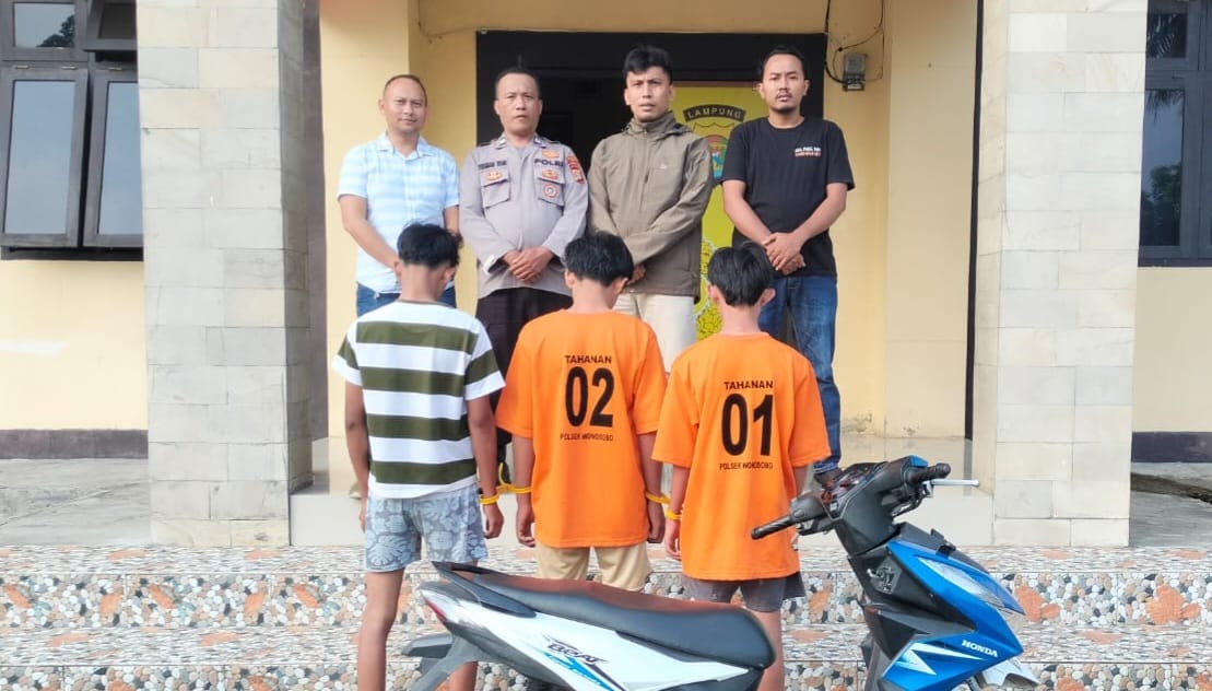 Ketiga pelajar, tersangka jambret handphone di Jalinbar Lakaran, Wonosobo, Tanggamus sebelum dilimpahkan ke PPA Satreskrim Polres Tanggamus, Minggu 16 Agustus 2026 | Dok. Humas Polres Tanggamus.