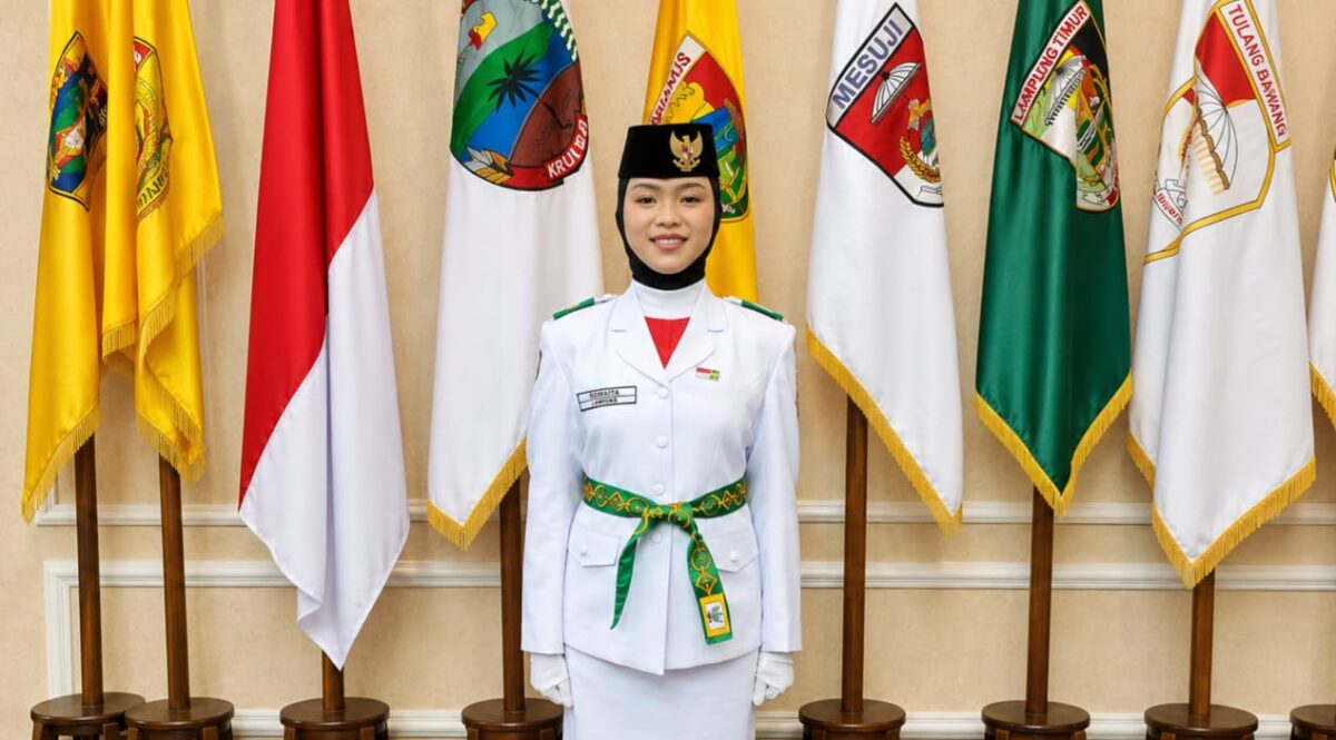 Romaita, pelajar SMKN Kota Agung Barat, putri Maryunus, warga Pekon Teba Bunuk, Kecamatan Kota Agung Barat, Kabupaten Tanggamus, terpilih sebagai anggota Paskibraka Provinsi Lampung Tahun 2026 saat berfoto di depan pataka Kabupaten Tanggamus, Minggu (16/8/2026). | Ist/Media Prioritastv.com