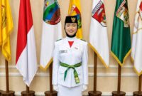 Romaita, pelajar SMKN Kota Agung Barat, putri Maryunus, warga Pekon Teba Bunuk, Kecamatan Kota Agung Barat, Kabupaten Tanggamus, terpilih sebagai anggota Paskibraka Provinsi Lampung Tahun 2026 saat berfoto di depan pataka Kabupaten Tanggamus, Minggu (16/8/2026). | Ist/Media Prioritastv.com