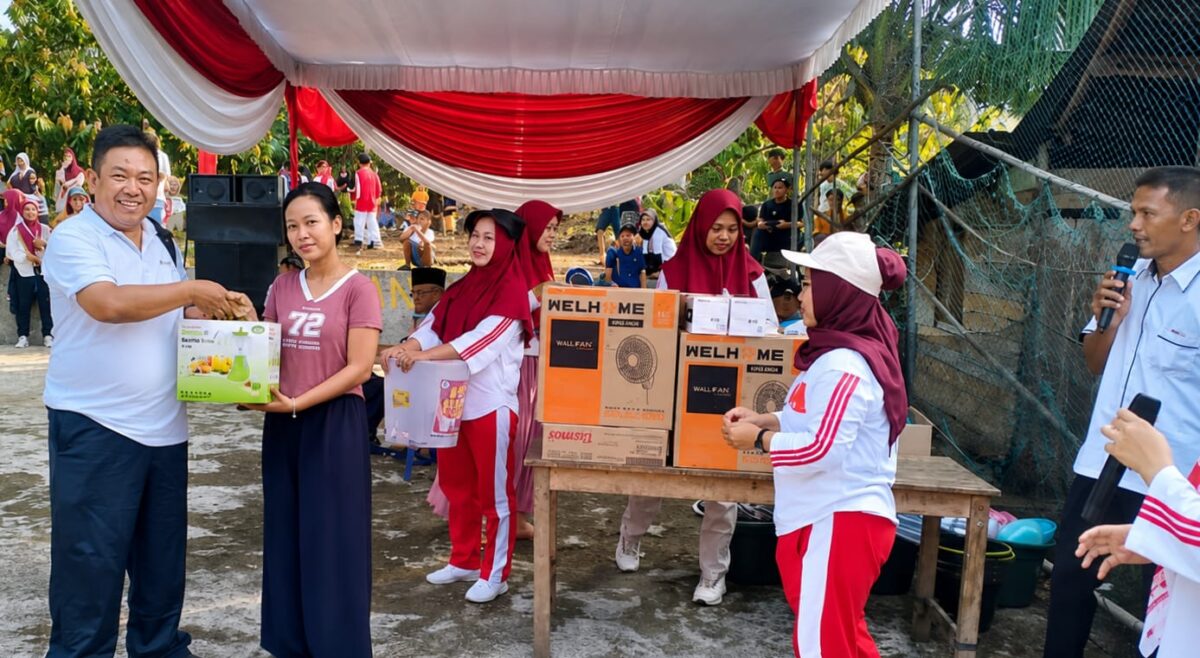 Kepala Pekon Teba, Kota Agung Timur, Tanggamus, Junaidi saat menyerahkan hadiah usai jalan sehat di pekon setempat, Minggu 16 Agustus 2026 | Herdi/Media Prioritastv.com.