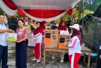 Kepala Pekon Teba, Kota Agung Timur, Tanggamus, Junaidi saat menyerahkan hadiah usai jalan sehat di pekon setempat, Minggu 16 Agustus 2026 | Herdi/Media Prioritastv.com.