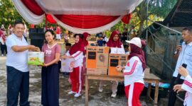 Kepala Pekon Teba, Kota Agung Timur, Tanggamus, Junaidi saat menyerahkan hadiah usai jalan sehat di pekon setempat, Minggu 16 Agustus 2026 | Herdi/Media Prioritastv.com.