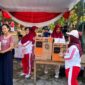 Kepala Pekon Teba, Kota Agung Timur, Tanggamus, Junaidi saat menyerahkan hadiah usai jalan sehat di pekon setempat, Minggu 16 Agustus 2026 | Herdi/Media Prioritastv.com.