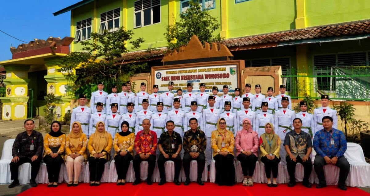 Rido Bagus Prasetio, pelajar SMK Bumi Nusantara Wonosobo, saat berfoto bersama anggota Paskibraka Kabupaten Tanggamus Tahun 2026. Rido menjadi satu-satunya perwakilan SMK Bumi Nusantara Wonosobo dari 33 anggota Paskibraka yang dikukuhkan di Gedung Serba Guna Islamic Center Kotaagung, Jumat (14/8/2026), dengan foto editing berlatar SMK Bumi Nusantara. | Herdi/Media Prioritastv.com