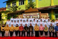 Rido Bagus Prasetio, pelajar SMK Bumi Nusantara Wonosobo, saat berfoto bersama anggota Paskibraka Kabupaten Tanggamus Tahun 2026. Rido menjadi satu-satunya perwakilan SMK Bumi Nusantara Wonosobo dari 33 anggota Paskibraka yang dikukuhkan di Gedung Serba Guna Islamic Center Kotaagung, Jumat (14/8/2026), dengan foto editing berlatar SMK Bumi Nusantara. | Herdi/Media Prioritastv.com