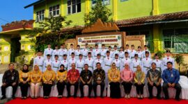 Rido Bagus Prasetio, pelajar SMK Bumi Nusantara Wonosobo, saat berfoto bersama anggota Paskibraka Kabupaten Tanggamus Tahun 2026. Rido menjadi satu-satunya perwakilan SMK Bumi Nusantara Wonosobo dari 33 anggota Paskibraka yang dikukuhkan di Gedung Serba Guna Islamic Center Kotaagung, Jumat (14/8/2026), dengan foto editing berlatar SMK Bumi Nusantara. | Herdi/Media Prioritastv.com