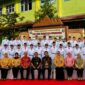 Rido Bagus Prasetio, pelajar SMK Bumi Nusantara Wonosobo, saat berfoto bersama anggota Paskibraka Kabupaten Tanggamus Tahun 2026. Rido menjadi satu-satunya perwakilan SMK Bumi Nusantara Wonosobo dari 33 anggota Paskibraka yang dikukuhkan di Gedung Serba Guna Islamic Center Kotaagung, Jumat (14/8/2026), dengan foto editing berlatar SMK Bumi Nusantara. | Herdi/Media Prioritastv.com
