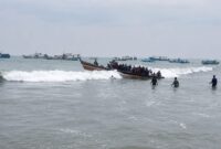 Detik-detik sampan terbalik saat melansir penumpang dari pelabuhan menuju kapal penyebrangan di Pelabuhan Kota Agung, Tanggamus, Minggu 16 Agustus 2026 | ist/Media Prioritastv.com.