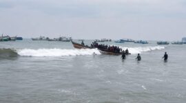 Detik-detik sampan terbalik saat melansir penumpang dari pelabuhan menuju kapal penyebrangan di Pelabuhan Kota Agung, Tanggamus, Minggu 16 Agustus 2026 | ist/Media Prioritastv.com.