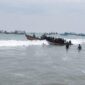 Detik-detik sampan terbalik saat melansir penumpang dari pelabuhan menuju kapal penyebrangan di Pelabuhan Kota Agung, Tanggamus, Minggu 16 Agustus 2026 | ist/Media Prioritastv.com.