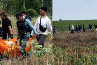 Kolase foto saat polisi mengevakuasi jenazah korban di kebun singkong,  Minggu 16 Agustus 2026 | ist/Media Prioritastv.com.