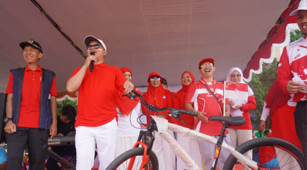 Bupati Pringsewu Riyanto Pamungkas saat melepas peserta jalan sehat meriahkan HUT 81 Republik Indonesia di Kompleks SMA-SMK Yayasan Abdi Karya (Yadika), Pekon Gumukmas, Kecamatan Pagelaran, Minggu 16 Juli 2026 | Samuel/Media Prioritastv.com.