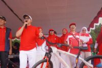 Bupati Pringsewu Riyanto Pamungkas saat melepas peserta jalan sehat meriahkan HUT 81 Republik Indonesia di Kompleks SMA-SMK Yayasan Abdi Karya (Yadika), Pekon Gumukmas, Kecamatan Pagelaran, Minggu 16 Juli 2026 | Samuel/Media Prioritastv.com.
