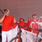 Bupati Pringsewu Riyanto Pamungkas saat melepas peserta jalan sehat meriahkan HUT 81 Republik Indonesia di Kompleks SMA-SMK Yayasan Abdi Karya (Yadika), Pekon Gumukmas, Kecamatan Pagelaran, Minggu 16 Juli 2026 | Samuel/Media Prioritastv.com.