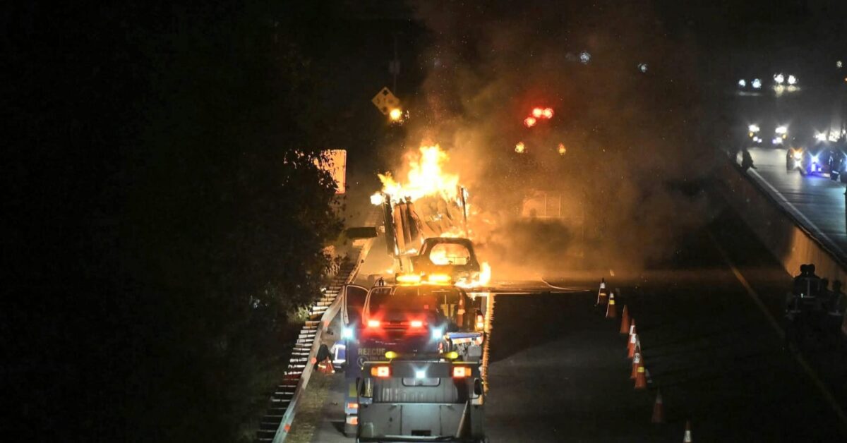 Api berkobar membakar sebuah mobil usai kecelakaan di ruas Tol Surabaya-Mojokerto (Tol Sumo), kawasan Desa Mulung, Kecamatan Driyorejo, Kabupaten Gresik, Jawa Timur, Minggu (16/8/2026) sekitar pukul 22.00 WIB | Dok. Dicky Chandra.