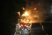 Api berkobar membakar sebuah mobil usai kecelakaan di ruas Tol Surabaya-Mojokerto (Tol Sumo), kawasan Desa Mulung, Kecamatan Driyorejo, Kabupaten Gresik, Jawa Timur, Minggu (16/8/2026) sekitar pukul 22.00 WIB | Dok. Dicky Chandra.