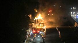 Api berkobar membakar sebuah mobil usai kecelakaan di ruas Tol Surabaya-Mojokerto (Tol Sumo), kawasan Desa Mulung, Kecamatan Driyorejo, Kabupaten Gresik, Jawa Timur, Minggu (16/8/2026) sekitar pukul 22.00 WIB | Dok. Dicky Chandra.