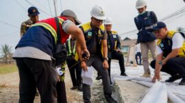 Gubernur Lampung saat meninjau progres pembangunan Pembangunan Jalan Pringsewu Kalirejo, di Desa Rejosari, Kabupaten Pringsewu, Jumat (14/8/2026) | Dok. Diskominfotik Lampung.