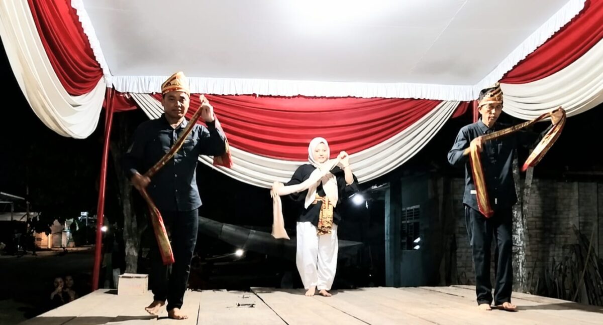 Penampilan tari tradisional Lampung oleh Sanggar Tari Sabah Luppak dalam rangkaian perayaan HUT ke-81 RI di Kelurahan Kuripan, Kota Agung, Tanggamus, Minggu (16/8/2026) malam | Herdi/Media Prioritastv.com.