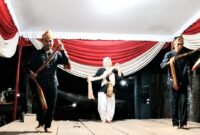 Penampilan tari tradisional Lampung oleh Sanggar Tari Sabah Luppak dalam rangkaian perayaan HUT ke-81 RI di Kelurahan Kuripan, Kota Agung, Tanggamus, Minggu (16/8/2026) malam | Herdi/Media Prioritastv.com.