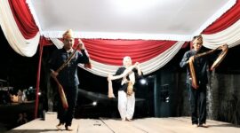 Penampilan tari tradisional Lampung oleh Sanggar Tari Sabah Luppak dalam rangkaian perayaan HUT ke-81 RI di Kelurahan Kuripan, Kota Agung, Tanggamus, Minggu (16/8/2026) malam | Herdi/Media Prioritastv.com.