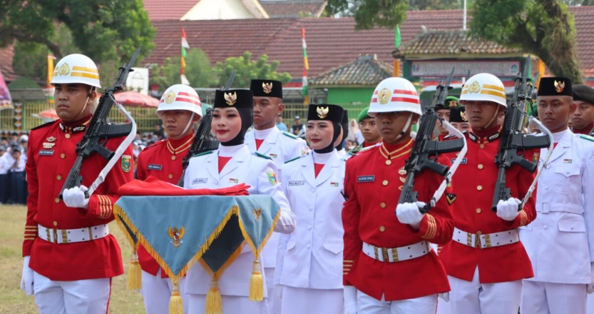 Aurora Bunga, siswi SMA Negeri 1 Kota Agung, mendapat kepercayaan sebagai pembawa baki Bendera Merah Putih usai menerima dari Bupati dalam upacara HUT 81 RI di Lapangan Merdeka, Kota Agung, Senin 17 Agustus 2026 | Zulkarnain/Media Prioritastv.com.