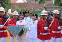 Aurora Bunga, siswi SMA Negeri 1 Kota Agung, mendapat kepercayaan sebagai pembawa baki Bendera Merah Putih usai menerima dari Bupati dalam upacara HUT 81 RI di Lapangan Merdeka, Kota Agung, Senin 17 Agustus 2026 | Zulkarnain/Media Prioritastv.com.