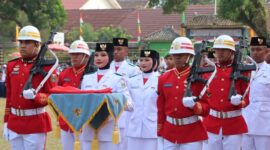 Aurora Bunga, siswi SMA Negeri 1 Kota Agung, mendapat kepercayaan sebagai pembawa baki Bendera Merah Putih usai menerima dari Bupati dalam upacara HUT 81 RI di Lapangan Merdeka, Kota Agung, Senin 17 Agustus 2026 | Zulkarnain/Media Prioritastv.com.
