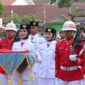 Aurora Bunga, siswi SMA Negeri 1 Kota Agung, mendapat kepercayaan sebagai pembawa baki Bendera Merah Putih usai menerima dari Bupati dalam upacara HUT 81 RI di Lapangan Merdeka, Kota Agung, Senin 17 Agustus 2026 | Zulkarnain/Media Prioritastv.com.