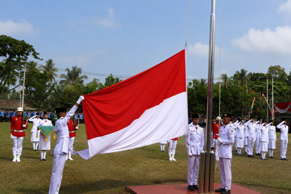 Pengibaran Sang Saka Merah Putih dalam upacara Hari Ulang Tahun ke 81 Republik Indonesia Kabupaten Tanggamus di Lapangan Merdeka, Kota Agung, Senin 17 Agustus 2026 | Herdi/Media Prioritastv.com.