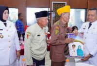 Bupati Pringsewu Riyanto Pamungkas didampingi Wabup Umi Laila saat memberikan bingkisan usai upacara HUT ke 81 RI di Pemkab setempat, Senin 17 Agustus 2026 | Samuel/Media Prioritastv.com.