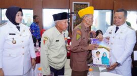 Bupati Pringsewu Riyanto Pamungkas didampingi Wabup Umi Laila saat memberikan bingkisan usai upacara HUT ke 81 RI di Pemkab setempat, Senin 17 Agustus 2026 | Samuel/Media Prioritastv.com.