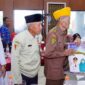 Bupati Pringsewu Riyanto Pamungkas didampingi Wabup Umi Laila saat memberikan bingkisan usai upacara HUT ke 81 RI di Pemkab setempat, Senin 17 Agustus 2026 | Samuel/Media Prioritastv.com.