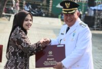 Bupati Tanggamus H. Moh. Saleh Asnawi saat menyerahkan piagam Satya Lencana usai upacara HUT ke 81 Republik Indonesia di Lapangan Merdeka, Kota Agung, Senin 17 Agustus 2026 | Herdi/Media Prioritastv.com.