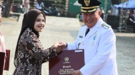 Bupati Tanggamus H. Moh. Saleh Asnawi saat menyerahkan piagam Satya Lencana usai upacara HUT ke 81 Republik Indonesia di Lapangan Merdeka, Kota Agung, Senin 17 Agustus 2026 | Herdi/Media Prioritastv.com.