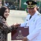 Bupati Tanggamus H. Moh. Saleh Asnawi saat menyerahkan piagam Satya Lencana usai upacara HUT ke 81 Republik Indonesia di Lapangan Merdeka, Kota Agung, Senin 17 Agustus 2026 | Herdi/Media Prioritastv.com.