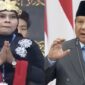 Kolase foto Susannah dan saat Presiden Prabowo menyatakan Susannah sebagai pengupas bawang bergaji Rp700 ribu per kilogram pada saat pidato tahunan kenegaraan Presiden Prabowo Subianto di Gedung MPR RI, Jumat (14/8/2026) | Dok. Tangkapan Layar Video.