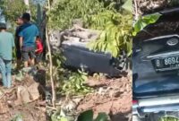 Kolase foto warga saat memperhatikan kerusakan hanya pohon pisang dan kondisi mobil yang berara di perkebunan, Senin 17 Agustus 2026 | Dok. Tangkapan Layar Video.