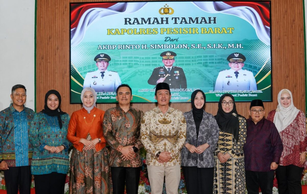 Foto bersama Bupati Dedi Irawan usai ramah tamah dengan Kapolres Pesisir Barat yang baru AKBP Rinto Haivan Simbolon di Lobby Gedung A Pemkab setempat Minggu (16/8/2026) | Dok : Diskominfotik Pesisir Barat.