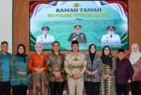 Foto bersama Bupati Dedi Irawan usai ramah tamah dengan Kapolres Pesisir Barat yang baru AKBP Rinto Haivan Simbolon di Lobby Gedung A Pemkab setempat  Minggu (16/8/2026) | Dok : Diskominfotik Pesisir Barat.