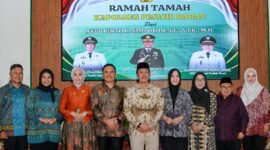 Foto bersama Bupati Dedi Irawan usai ramah tamah dengan Kapolres Pesisir Barat yang baru AKBP Rinto Haivan Simbolon di Lobby Gedung A Pemkab setempat  Minggu (16/8/2026) | Dok : Diskominfotik Pesisir Barat.