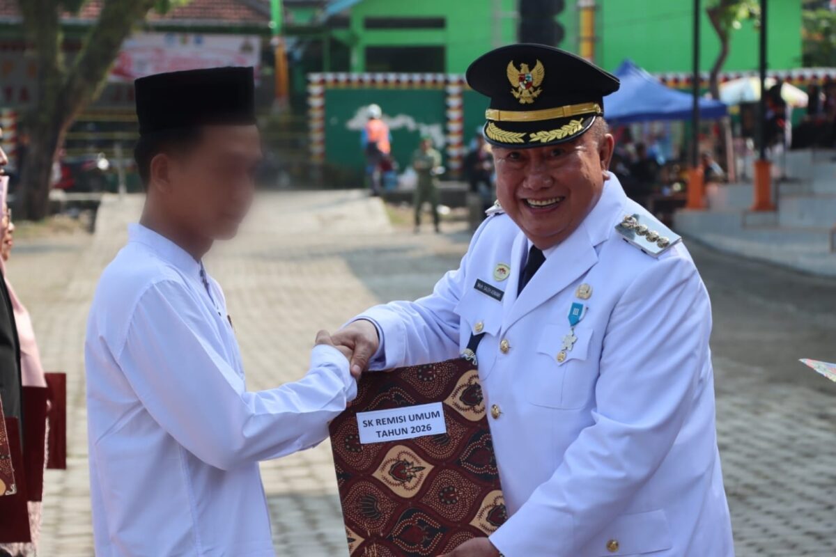 Bupati Tanggamus H. Moh. Saleh Asnawi saat menyerahkan SK Remisi Umum 2026 kepada salah satu perwakilan di Lapangan Merdeka, Kota Agung, Senin 17 Agustus 2026 | Dok. Media Prioritastv.com.