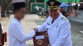 Bupati Tanggamus H. Moh. Saleh Asnawi saat menyerahkan SK Remisi Umum 2026 kepada salah satu perwakilan di Lapangan Merdeka, Kota Agung, Senin 17 Agustus 2026 | Dok. Media Prioritastv.com.