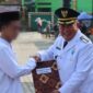 Bupati Tanggamus H. Moh. Saleh Asnawi saat menyerahkan SK Remisi Umum 2026 kepada salah satu perwakilan di Lapangan Merdeka, Kota Agung, Senin 17 Agustus 2026 | Dok. Media Prioritastv.com.