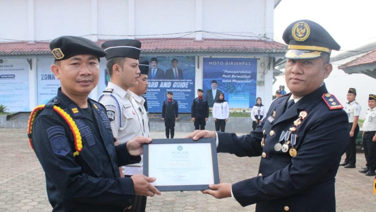 Kalapas Kelas II B Kota Agung Tanggamus, Ruh Harijadi saat menyerahkan piagam penghargaan dalam rangkaian upacara HUT ke 81 Republi Indonesia.di Lapas setempat, Senin 17 Agustus 2026 | Zulkarnain/Media Prioritastv.com.