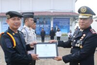 Kalapas Kelas II B Kota Agung Tanggamus, Ruh Harijadi saat menyerahkan piagam penghargaan dalam rangkaian upacara HUT ke 81 Republi Indonesia.di Lapas setempat, Senin 17 Agustus 2026 | Zulkarnain/Media Prioritastv.com.